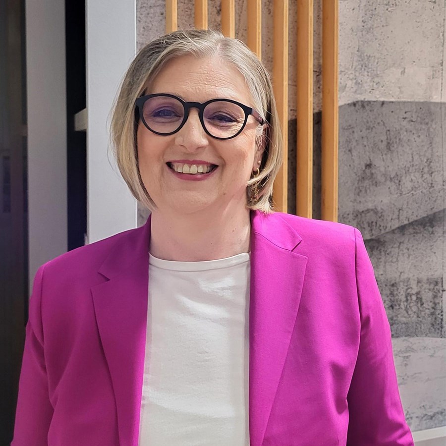 ACTIVE BEAUTY: dm Magazin für Beauty und Wohlbefinden plus Expertise vom dm friseur- & kosmetikstudio