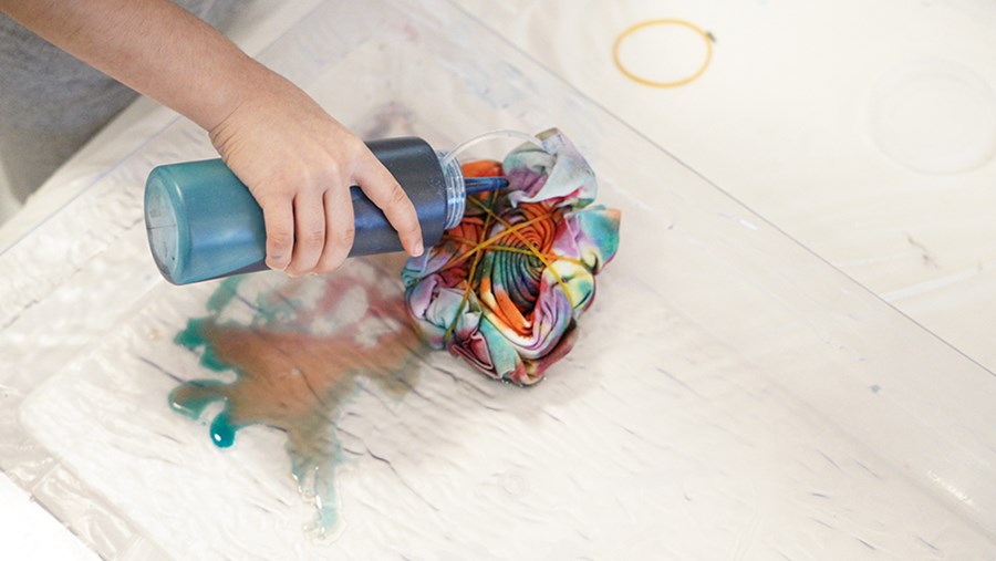 ACTIVE BEAUTY: dm Magazin für Beauty und Wohlbefinden plus Expertise vom dm friseur- & kosmetikstudio