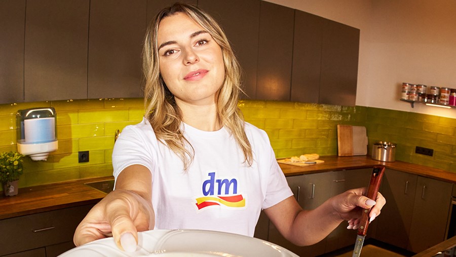 ACTIVE BEAUTY: dm Magazin für Beauty und Wohlbefinden plus Expertise vom dm friseur- & kosmetikstudio