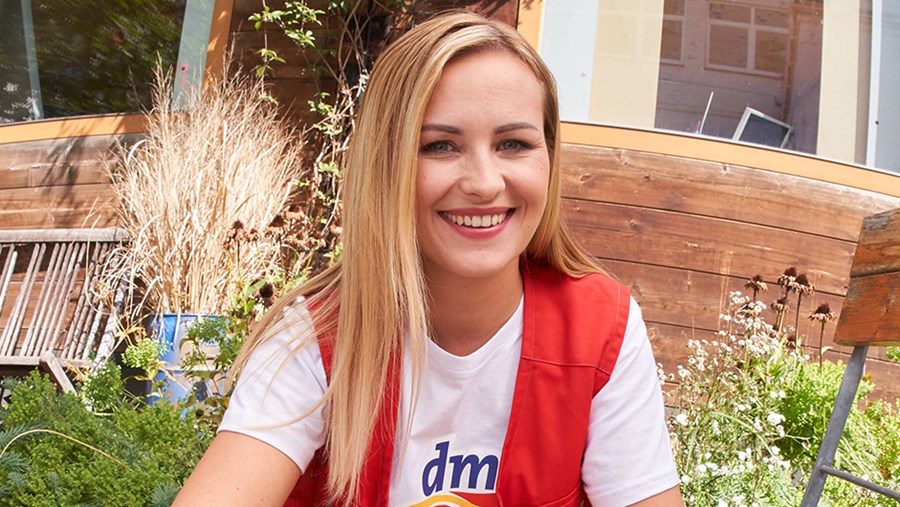 ACTIVE BEAUTY: dm Magazin für Beauty und Wohlbefinden plus Expertise vom dm friseur- & kosmetikstudio