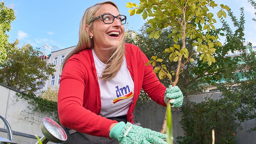 ACTIVE BEAUTY: dm Magazin für Beauty und Wohlbefinden plus Expertise vom dm friseur- & kosmetikstudio