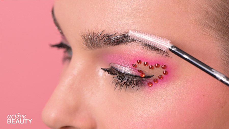 ACTIVE BEAUTY: dm Magazin für Beauty und Wohlbefinden plus Expertise vom dm friseur- & kosmetikstudio