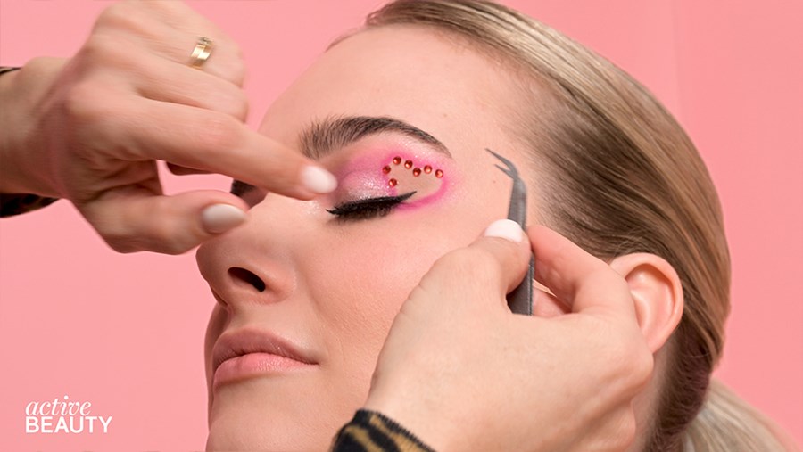 ACTIVE BEAUTY: dm Magazin für Beauty und Wohlbefinden plus Expertise vom dm friseur- & kosmetikstudio