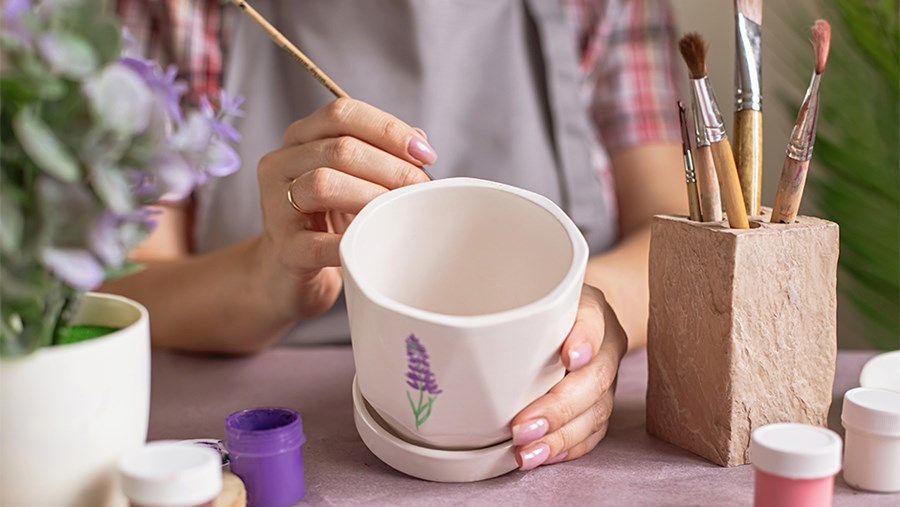 ACTIVE BEAUTY: dm Magazin für Beauty und Wohlbefinden plus Expertise vom dm friseur- & kosmetikstudio