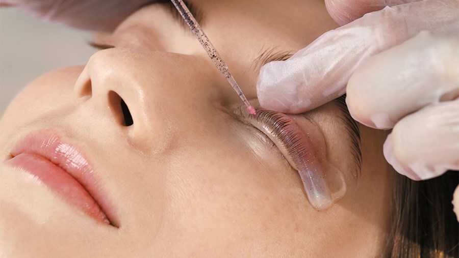 ACTIVE BEAUTY: dm Magazin für Beauty und Wohlbefinden plus Expertise vom dm friseur- & kosmetikstudio