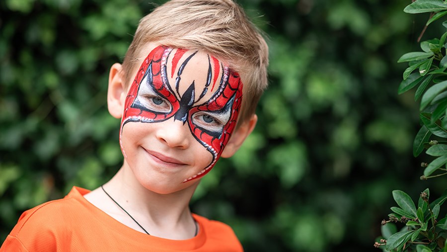 Kleiner Junge der als Spiderman geschminkt wurde