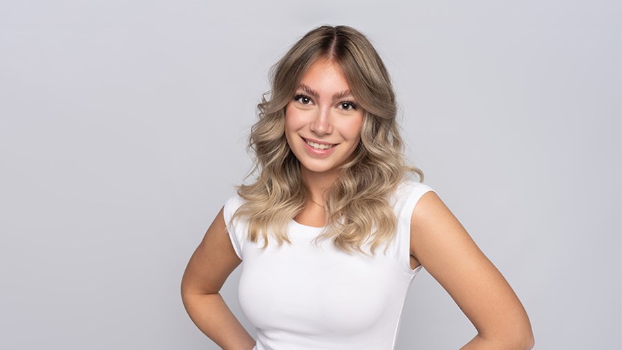 Lived-in blonde: Frau mit blonden Strähnchen